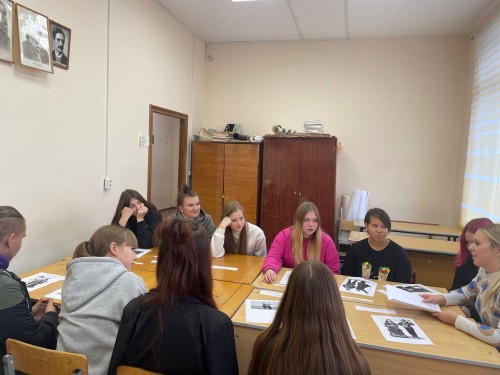 В рамках проведения Региональной молодежной недели профилактики экстремизма педагог-психолог Свиридова Е.А. провела круглый стол с обучающимися групп БД-1-23 и БАС-1-21.